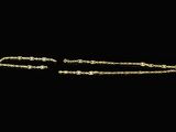 une chaîne en or sertie de diamants sur fond noir