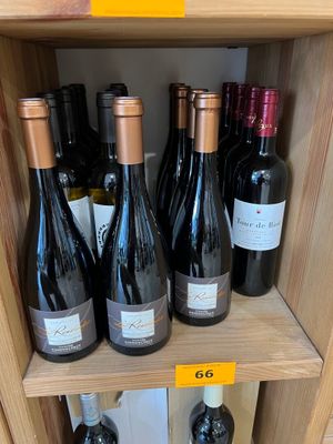 de nombreuses bouteilles de vin sur les étagères du magasin