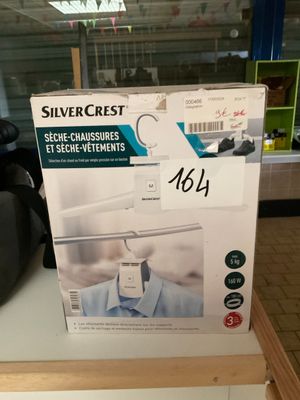 une boîte de produits autonettoyants Silvercrest posée sur le comptoir