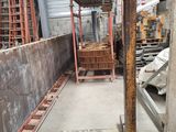 une photo d'un chantier de construction où l'on voit de nombreux engins de chantier
