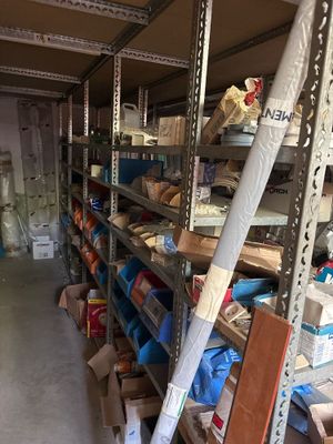 une pièce avec de nombreuses étagères remplies d'objets