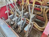 une image d'une machine en train de travailler dans un champ