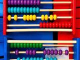 une image représentant un abaque coloré sur lequel sont disposées de nombreuses boules de différentes couleurs