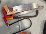 de nombreux outils posés à même le sol