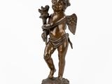 une image représentant une statue en bronze de Cupidon tenant une fleur