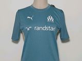 un mannequin portant une chemise bleue avec une inscription blanche dessus