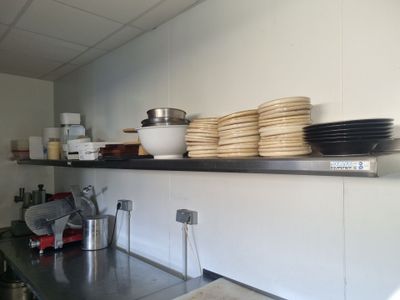 beaucoup d'assiettes et de casseroles sur les étagères de la cuisine