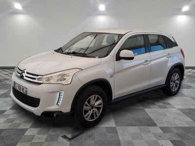 une photo d'un 4x4 blanc garé dans un garage