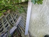 une clôture sur laquelle sont fixées plusieurs barres métalliques