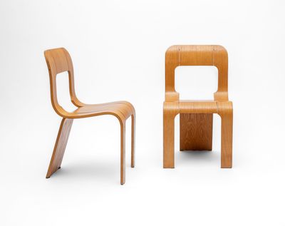 une image représentant deux chaises en bois placées l'une à côté de l'autre sur une surface blanche
