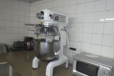 une photo d'une cuisine équipée d'un mixeur, d'un micro-ondes et d'un grille-pain
