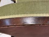 un gros plan d'une chaise avec un coussin vert