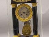 un dôme de verre avec une horloge à l'intérieur