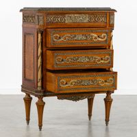 Une commode ou un meuble à tiroirs en placage de noyer burlé… (photo 4)