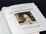 un livre ouvert avec, en arrière-plan, l'image d'un bâtiment