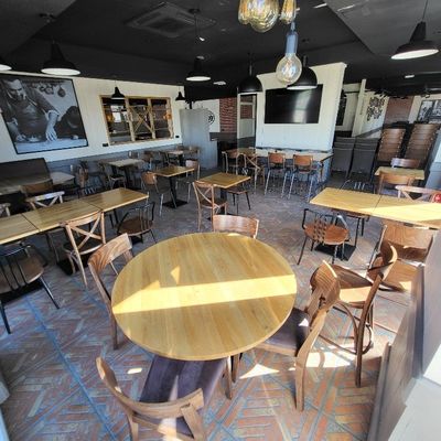 Il y a beaucoup de tables et de chaises dans ce restaurant vide.
