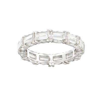un gros plan sur une bague en or blanc sertie de diamants taille baguette