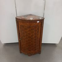 Une ENCOIGNURE en marqueterie de cubes, bronzes dorés dont e…