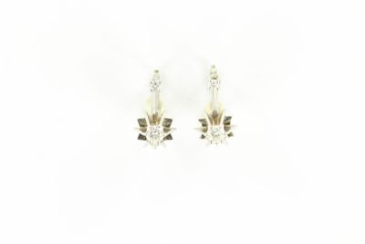 paire de boucles d'oreilles en diamant sur fond blanc