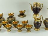 de nombreux types de vases et de coupes sur la table