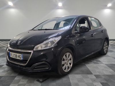 la voiture noire est garée dans le garage sur le sol en damier
