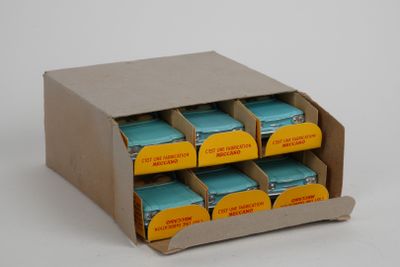 une boîte en carton contenant tout un tas de sachets de thé