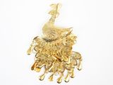 une image représentant une broche en forme de paon doré sur fond blanc