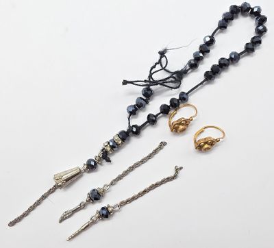 un ensemble de bijoux comprenant un collier, des boucles d'oreilles et un bracelet