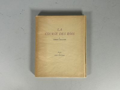 un vieux livre posé sur une table blanche