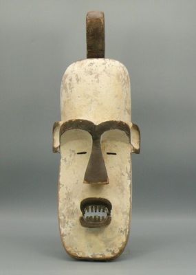 Masque de type Ngil en bois lourd patiné à rehauts de kaolin…