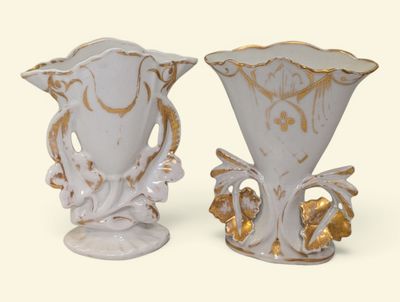 deux vases blancs ornés de motifs dorés