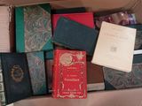 plusieurs livres dans une boîte sur une table