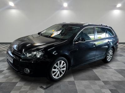 une photo d'une Volkswagen Golf break noire garée dans un garage