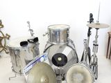 tout un tas d'instruments de musique posés sur une table