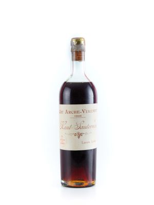 l'image d'une bouteille de vin posée sur une surface blanche