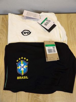 Deux t-shirts et un pantalon sont posés sur une table