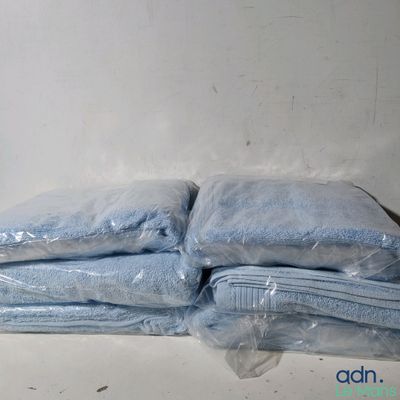 une pile de serviettes bleues empilées les unes sur les autres