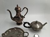 trois pièces d'argenterie ancienne, à savoir une théière, un bol et une cuillère