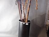 un vase noir contenant un bouquet de parapluies