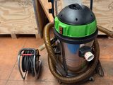 un aspirateur posé sur le sol d'une pièce