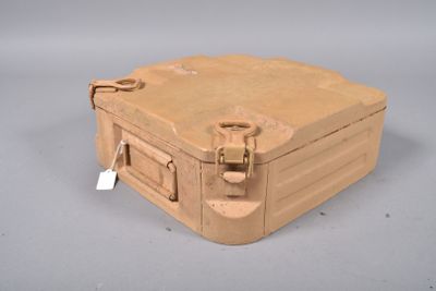 une valise beige munie d'une étiquette, posée sur une surface grise