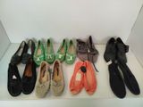 Plusieurs paires de chaussures pour femmes sont alignées sur une étagère