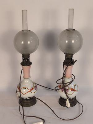 deux lampes posées sur une table