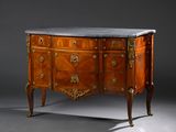 une image d'une commode à dessus en marbre