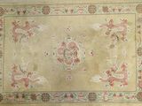 un tapis oriental orné d'un motif de dragon sur fond beige