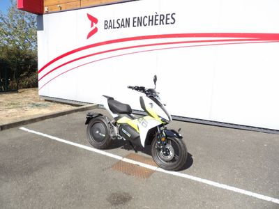 une moto qui est garée dans un parking