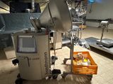 une machine qui se trouve dans une pièce avec un panier