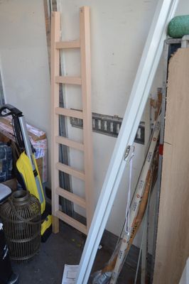 une échelle appuyée contre un mur dans un garage