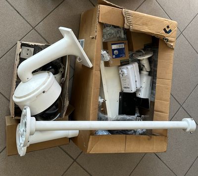 une boîte de papier toilette et un aspirateur posés par terre