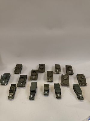 un ensemble de véhicules militaires miniatures posés sur une table blanche